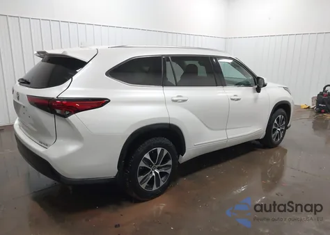 2021 Toyota Highlander Xle z USA, uszkodzony, nr VIN 5TDHZRBH4MS552698